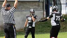 Američtí fotbalisté SC Blades Ústí (černí) doma porazili Hellboys České Budějovice 34:11.