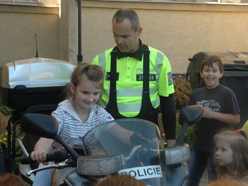 Ústečtí policisté při ukázkách v ZŠ Chabařovice.