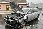 V Gorkého ulici v Trmicích došlo v pátek 1. prosince k nehodě dvou osobních aut.