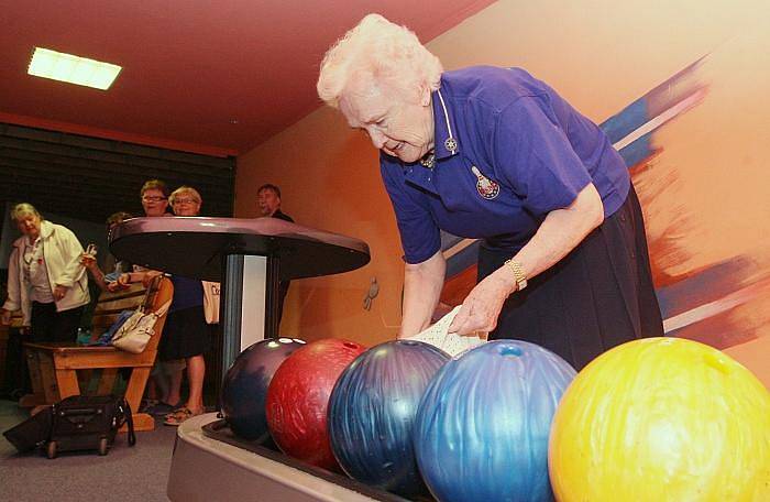 Mezinárodní turnaj seniorů v bowlingu pokračuje v Ústí nad Labem.Favoritkou dnešního dne byla Finka Tilli Hilkka,které je osmdesát čtyři let a závodí ve věkové kategorii C.