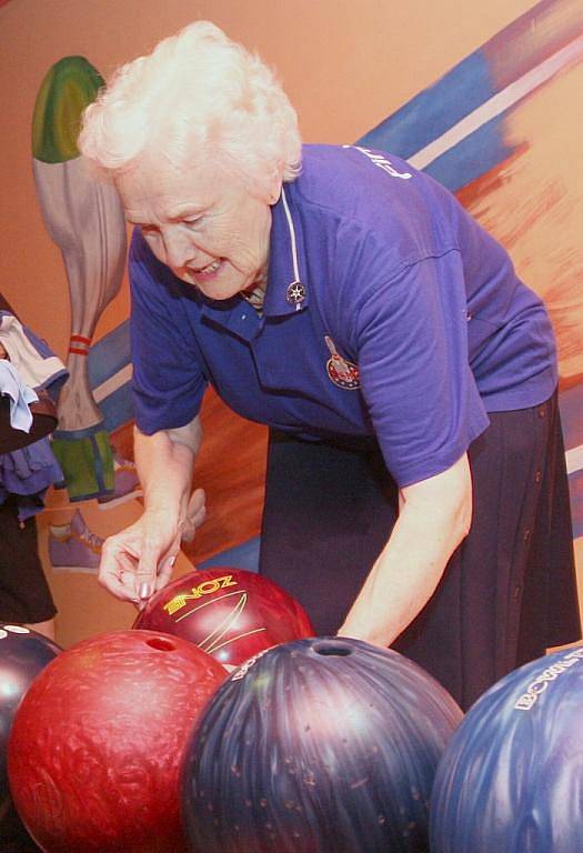 Mezinárodní turnaj seniorů v bowlingu pokračuje v Ústí nad Labem.Favoritkou dnešního dne byla Finka Tilli Hilkka,které je osmdesát čtyři let a závodí ve věkové kategorii C.