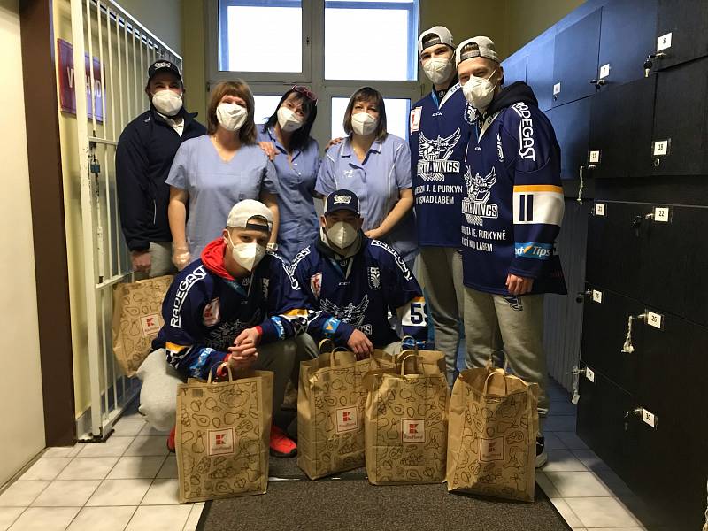 Hokejisté univerzitního týmu HC North Wings darovali krev.