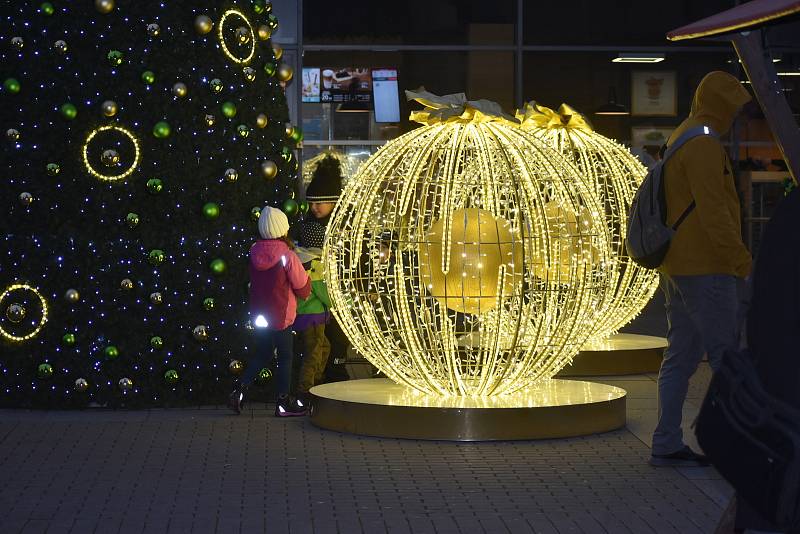 V pátek 26. listopadu začaly Adventní trhy na ústeckém Lidickém a Kostelním náměstí. Kvůli vládním nařízením ale musely už v 18:00 skončit. Trvaly tedy pouhý den.