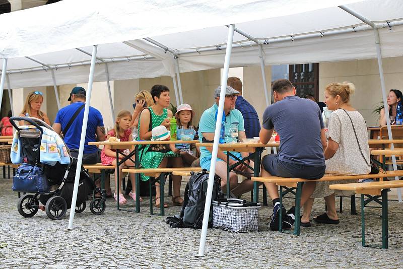 Košt hraběte Chotka na zámku Velké Březno