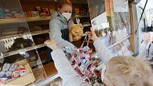 Pojízdná pekárna z Dubí PeDu jezdí po celém kraji a rozváží čerstvé pečivo. V pátek 5. března přijela pojízdná prodejna do Trmic na Ústecku.