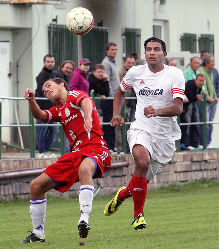 Fotbalisté Neštěmic (bílé dresy) doma prohráli s Proboštovem 1:2.