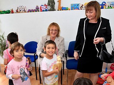 Ivana Zemanová darovala opuštěným dětem 50 tisíc korun.