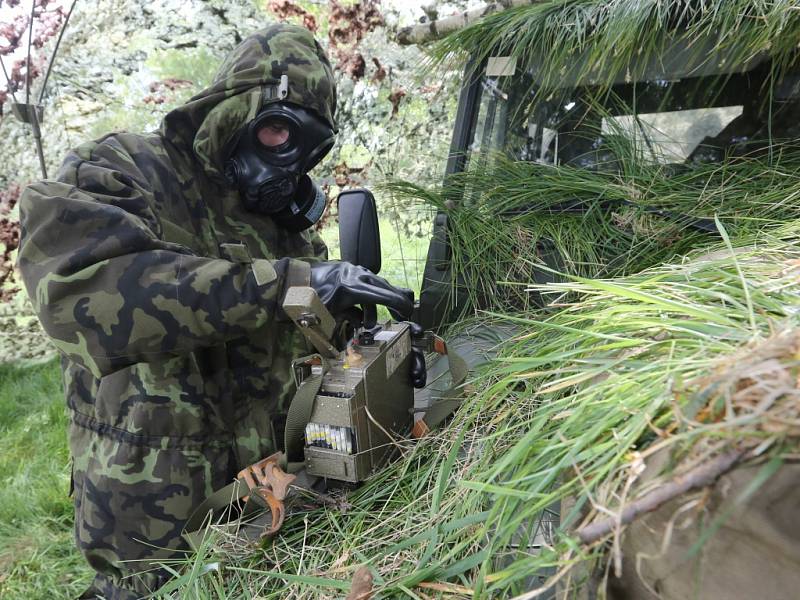 Nácvik dekontaminace techniky a lidí po nehodě, při níž unikly toxické látky. To je námět cvičení vojáků z libereckého 311. pluku radiační, chemické a biologické ochrany.