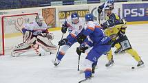 Hokejisté Slovanu (žlutí) doma prohráli s Litoměřicemi vysoko 0:5.