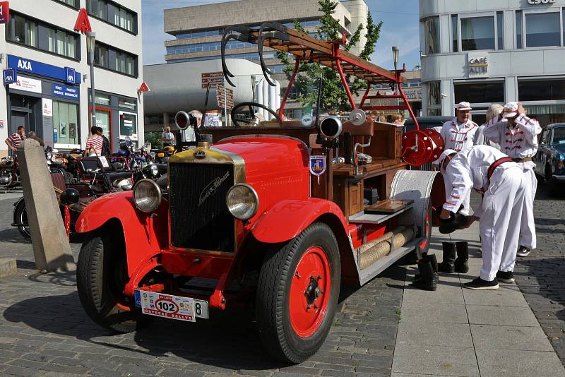 Již 21. ročník srazu historických vozidel s názvem Ústecká veterán rallye se v sobotu odehrál na Mírovém náměstí a na parkovišti u OC Olympia.