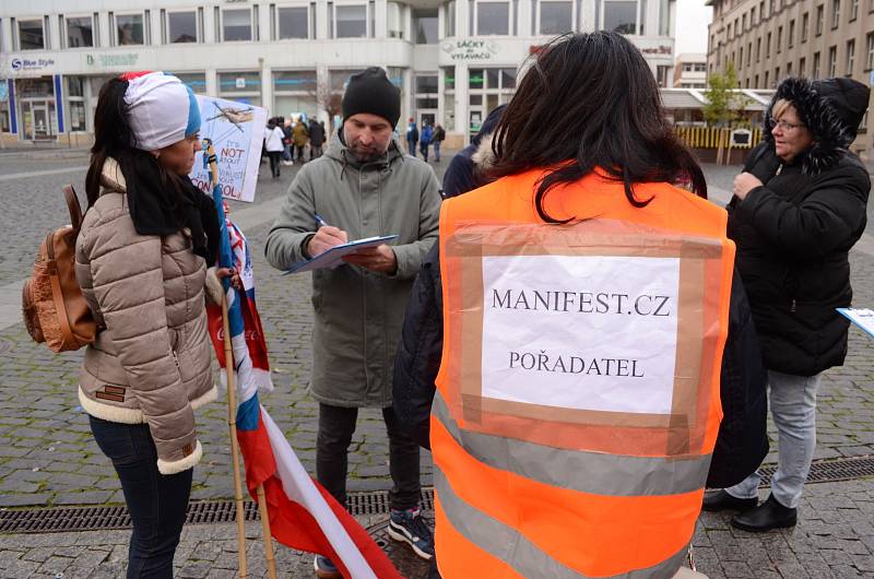 Demonstrace proti vládním protiepidemickým opatřením v centru Ústí nad Labem