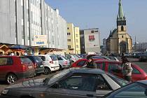 Aut je v centru Ústí mnoho, místa k parkování naopak ubývají. Jedno z velkých bylo zrušeno za obchodním domem Labe.