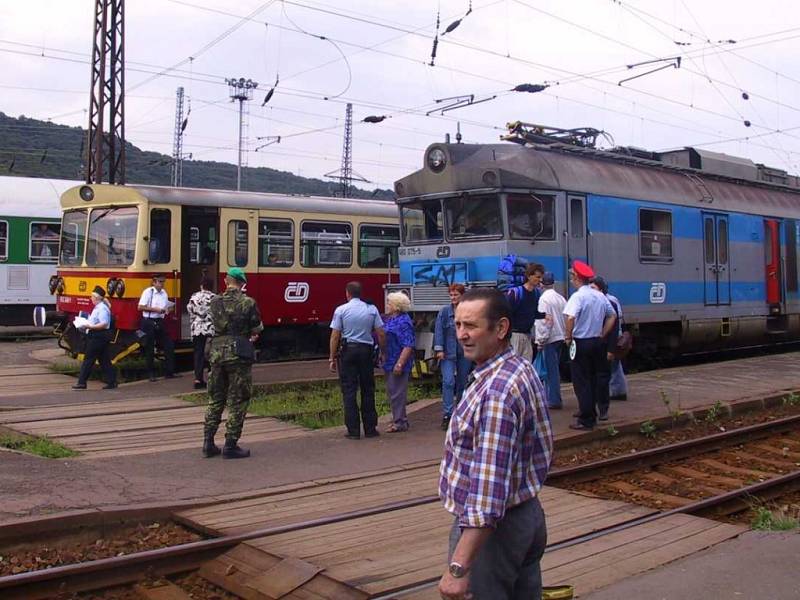 Spojení obou břehů Labe v Ústí bylo při povodních v roce 2002 možné jen po železničním mostě.