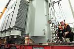 Transformátor úctyhodných rozměrů (váha 63 tun, délka 5,8 m, šířka 3,1 m a výška 3,9 m a výkon 40 MVA) dorazil do rozvodny Koštov.