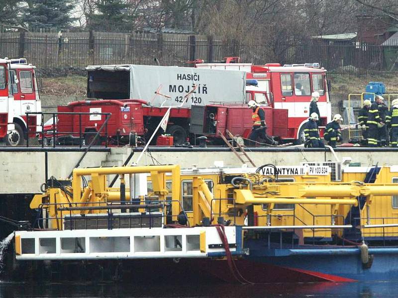 Měřící loď Valentýna ztroskotala u Ústí nad Labem