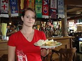 S receptem slavila Lenka Pravdová v restauraci Sport Pub Zlatopramen úspěch. Na snímku servírka Klára Soukupová.