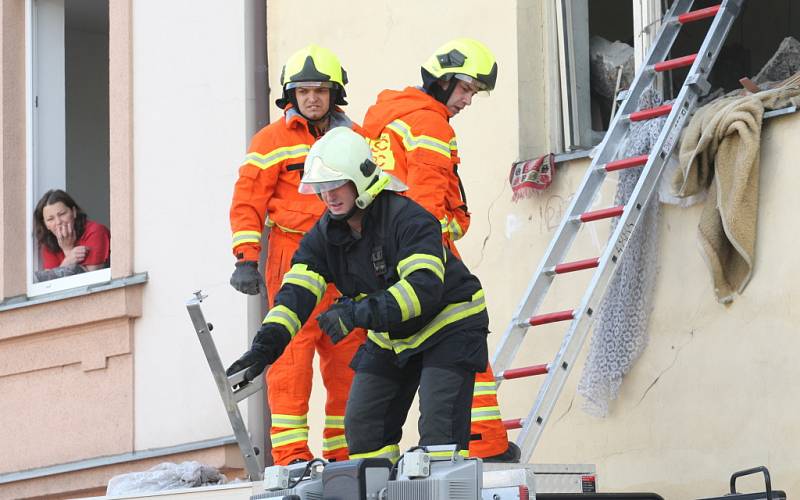 V polorozpadlém domě v Hrbovické ulici se ve středu po poledni propadl strop v jednom z domů. 