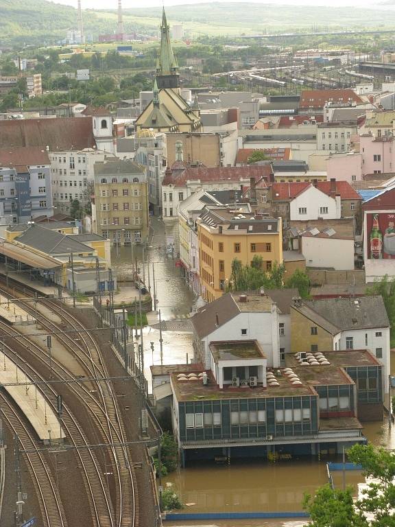 Voda v centru Ústí nad Labem, středeční podvečer.