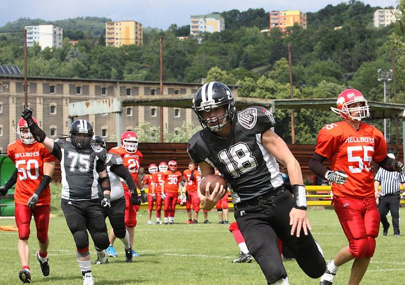 Američtí fotbalisté SC Blades Ústí (černí) doma porazili Hellboys České Budějovice 34:11.