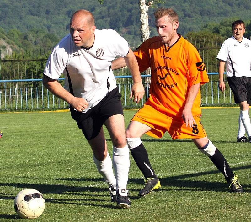 Mojžíř B – Povrly (v oranžových dresech) 1:2 po PK 