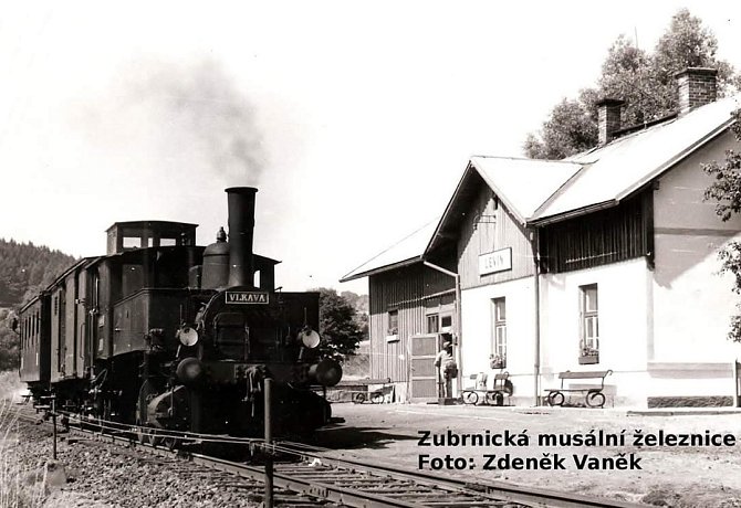 Nádraží v Levíně s parní lokomotivou při natáčení filmu Páni kluci v roce 1975