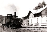 Nádraží v Levíně s parní lokomotivou při natáčení filmu Páni kluci v roce 1975