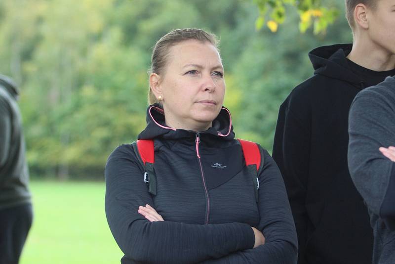 V televizním utkání porazily Hostovice před parádní návštěvou hosty z Chabařovic (červené dresy) 6:1.