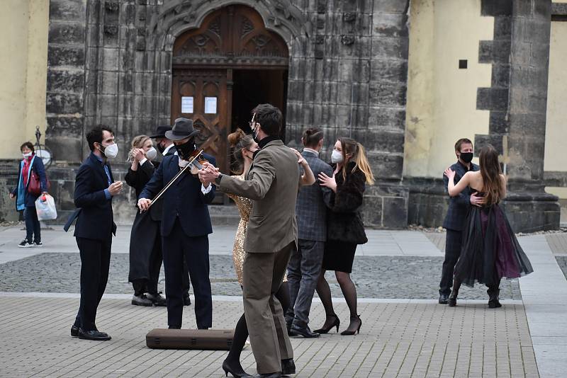 Herci a další zaměstnanci ústeckého Činoheráku se hodili do gala a vyrazili zatančit si mezi lidi. Foto Deník/Jaroslav Balvín