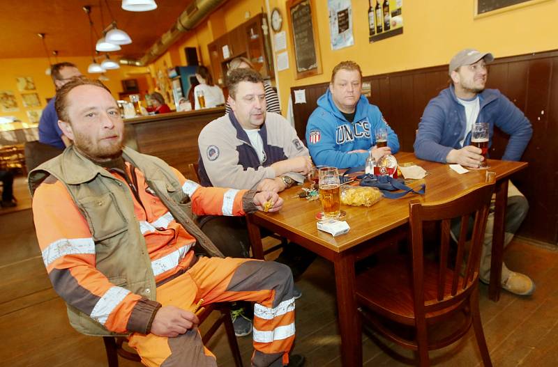 Fanoušci hokeje v restauraci Na Skalce v ústecké čtvrti Neštěmice