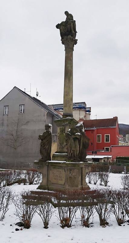 Obvod Střekov v Ústí nad Labem. Sloup Tří králů přenesený do parku ze Svádova