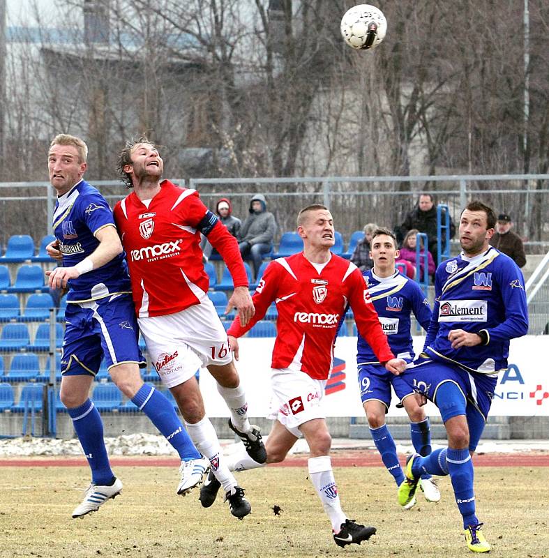 Ústečtí fotbalisté (modří) doma porazili Pardubice 1:0.