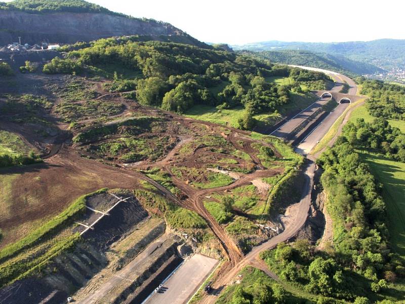 Díky krátkému letu bezpilotního vrtulníku geologové získali detailní mapy sesuvu na D8. Z nich mohou zjistit, kolik zeminy ujelo a jak se stále pohybuje. 