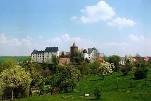 Hrad Mildenstein, nacházející se nad obcí Leisnig, leží na 60 m vysoké porfyritové skále nedaleko tržiště, a to v samém srdci Saska. 