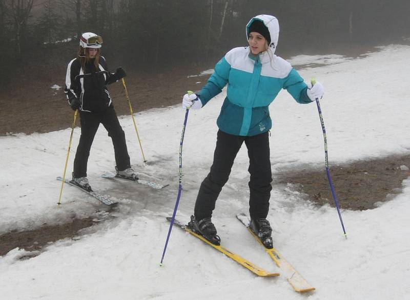 Ačkoli na Telnici prší a prudce taje sníh, studenti ústecké obchodní akademie se na posledních zbytcích sněhu v úterý učili ovládat lyže a snowboardy.