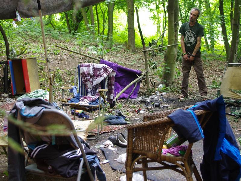 Strážníci vykázali z Bertina údolí tlupu tuláků. Zůstal po nich náklaďák odpadu a potkani. 