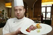 ŠÉFKUCHAŘ RESTAURACE VĚTRUŠE Antonín Marcín připravuje speciální tříchodové menu v souvislosti se sedmým ročníkem Grand Restaurant Festivalu.