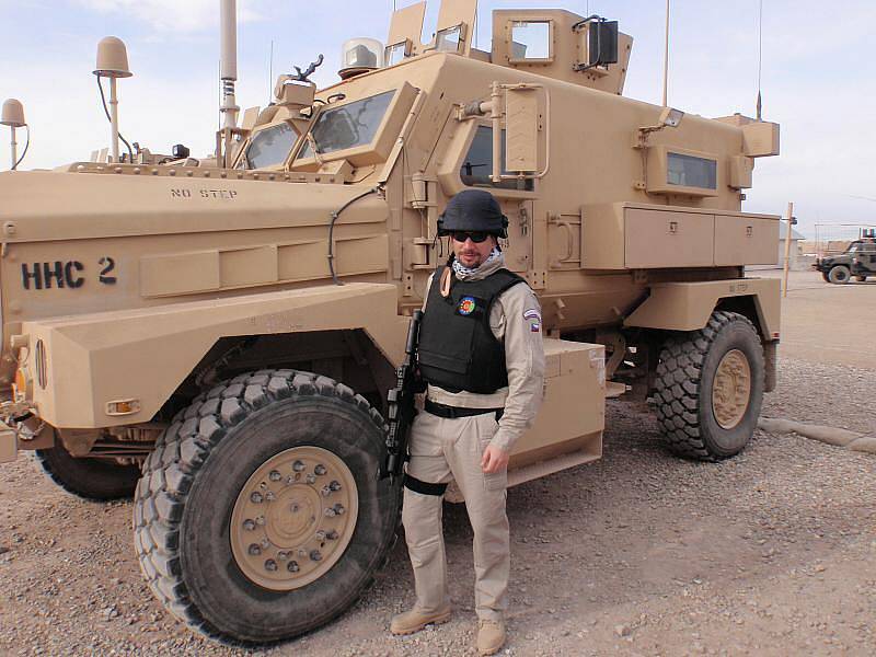 Marcel Prošek před pancéřovaným automobilem, který je schopen ochránit osádku před palbou pěchotních zbraní a improvizovanými bombami Tálibánu.