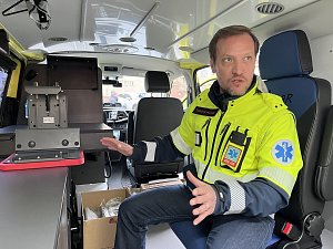 Zdravotnická záchranná služba obdržela dvanáct nových sanitek, na snímcích je představuje mluvčí záchranky Prokop Voleník.