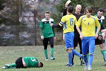 Fotbalisté Vaňova (ve žlutomodrém) zvítězili i v Sebuzíně 4:1 a drží pozici lídra. Foto: Deník/Rudolf Hoffmann