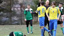 Fotbalisté Vaňova (ve žlutomodrém) zvítězili i v Sebuzíně 4:1 a drží pozici lídra. Foto: Deník/Rudolf Hoffmann