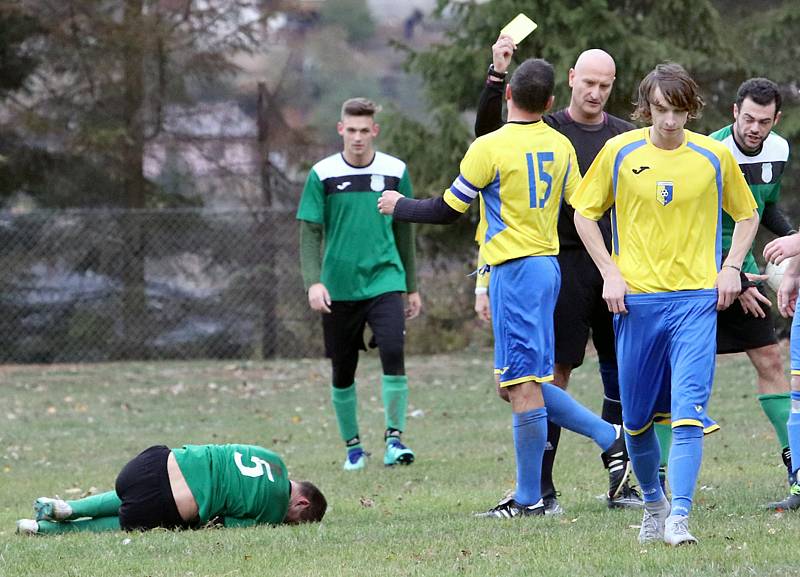 Fotbalisté Vaňova (ve žlutomodrém) zvítězili i v Sebuzíně 4:1 a drží pozici lídra. Foto: Deník/Rudolf Hoffmann