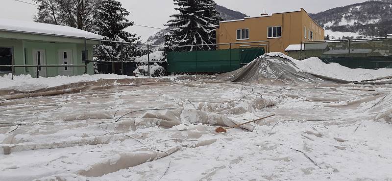 Nafukovací tenisová hala ve Velkém Březně nevydržela tíhu sněhu a propadla se