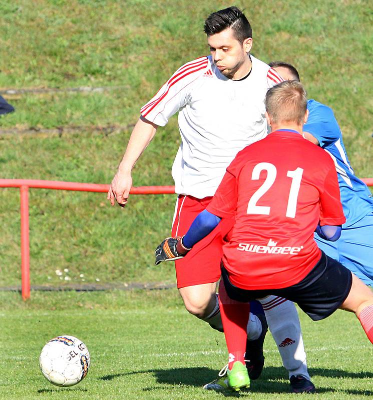 Zápas 16. kola 1. A třídy mezi Střekovem (v červenobílém) a Velkým Březnem