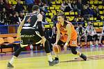 Basketbalový zápas mezi Ústím (v oranžovém) a Nymburkem