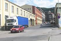 Žukovova ulice je ve velmi špatném stavu zejména kvůli těžkým vozům vjíždějícím do STZ.