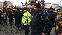 Vánoční trhy v Drážďanech střeží němečtí policisté společně s českými. Ve společných hlídkách procházejí o víkendech přímo tržnici.