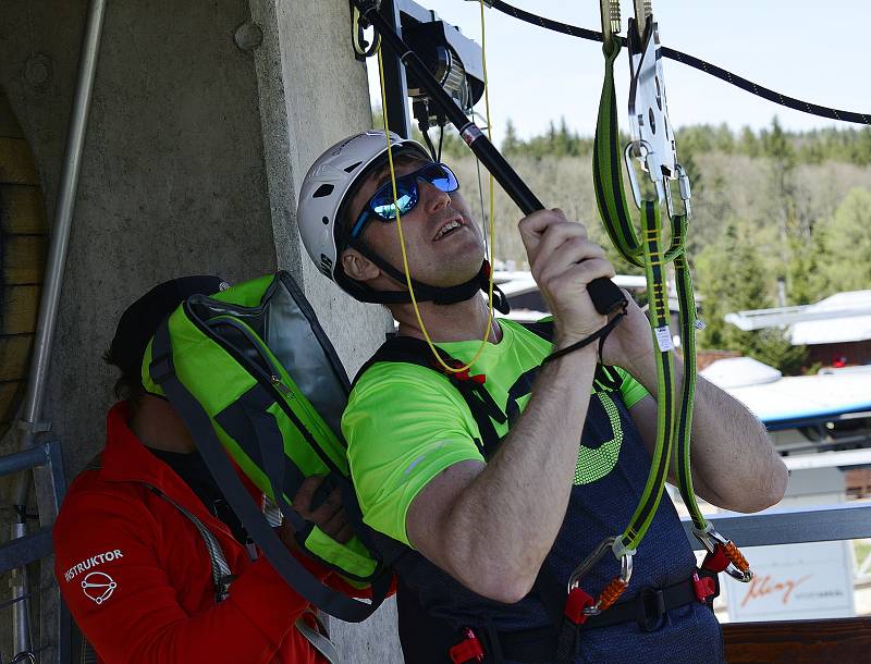 Ve čtvrtek poprvé zprovozní novou atrakci v Klínech na Mostecku. Krušnohorským údolím prosvištíte na unikátní zipline. Reportér Deníku (na snímku) lanovou dráhu vyzkoušel ještě před otevřením.