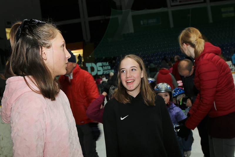 Mikulášské bruslení na zimním stadionu.