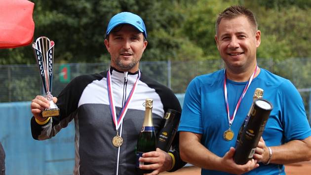 Tenisový turnaj Masarykovy nemocnice ovládlo duo MUDr. Zikmund (vlevo) - Kovář.