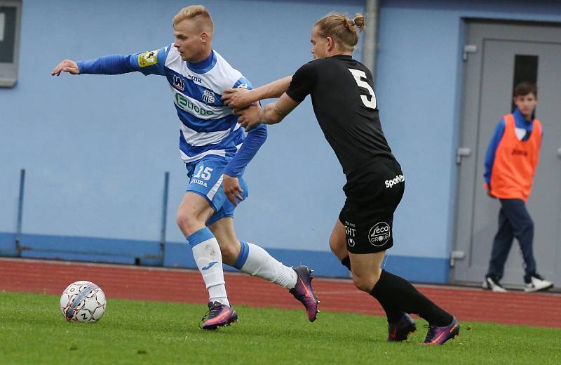 Ústečtí fotbalisté (pruhovaní) doma porazili Žižkov 3:1.